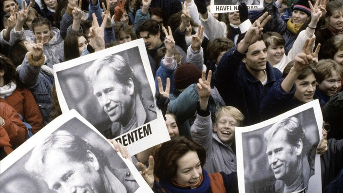 Demonstrierende Menschenmenge mit Vaclav-Havel-Plakaten. | Bildquelle: dpa Demonstrierende Menschenmenge mit Vaclav-Havel-Plakaten.
