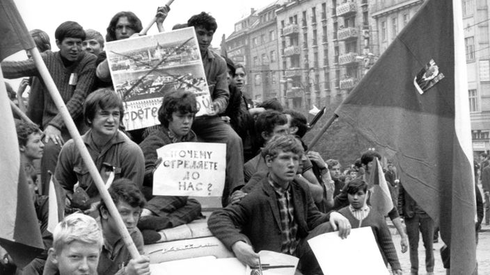 Archivbild: Junge Prager demonstrieren.