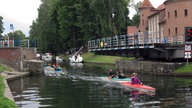 Kajaks auf dem Kanal in Gyzicko