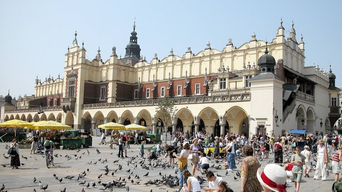 Marktplatz vor den Tuchhallen in Krakau | Bildquelle: imago/photo2000 Marktplatz vor den Tuchhallen in Krakau
