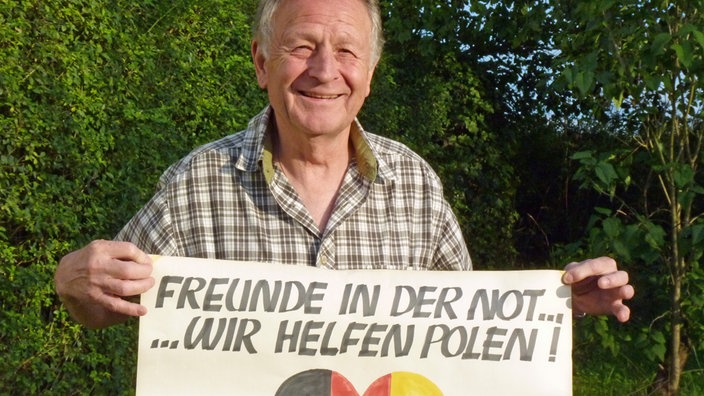 Walter Matt mit Plakat | Bildquelle: Barbara Cöllen Walter Matt mit Plakat