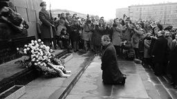 Der deutsche Bundeskanzler Willy Brandt kniet vor dem Denkmal für die Opfer des Aufstandes im Warschauer Ghetto.