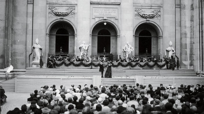 Schwarzweiß-Bild: Jedermann-Aufführung auf dem Salzburger Domplatz im Jahr 1920