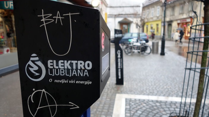 Seitenaufnahme einer grauen Elektroladestation | Bildquelle: picture alliance / Lars Halbauer Seitenaufnahme einer grauen Elektroladestation