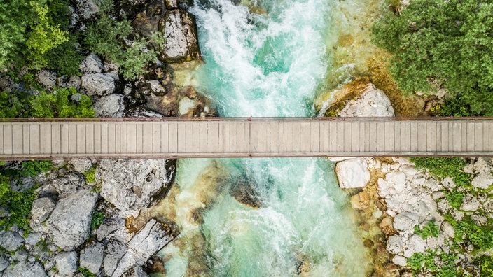 Blick auf eine Brücke, unter der ein Fluss fließt | Bildquelle: INTERFOTO Blick auf eine Brücke, unter der ein Fluss fließt