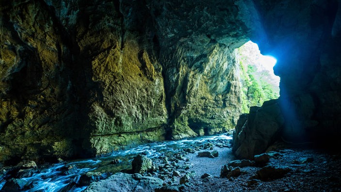 Blick aus dem Inneren einer Höhle ins Tageslicht