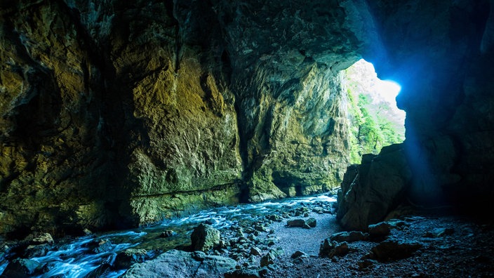 Blick aus dem Inneren einer Höhle ins Tageslicht | Bildquelle: ddp/CHARTON Franck /hemis Blick aus dem Inneren einer Höhle ins Tageslicht