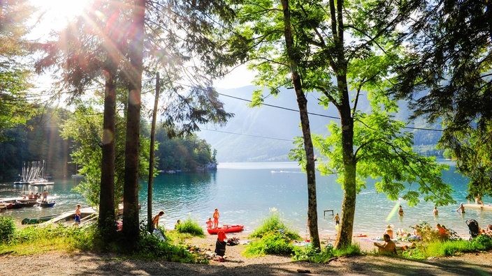 Badesee im Nationalpark Triglav in Slowenien | Bildquelle: picture alliance / allOver Badesee im Nationalpark Triglav in Slowenien