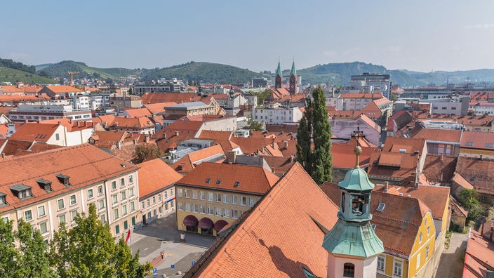 Vogelperspektive auf die Altstadt von Maribor, im Hintergrund Berge