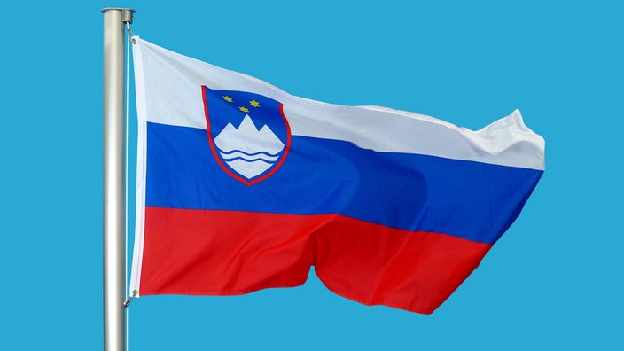 Die Fahne der Republik Slowenien.
