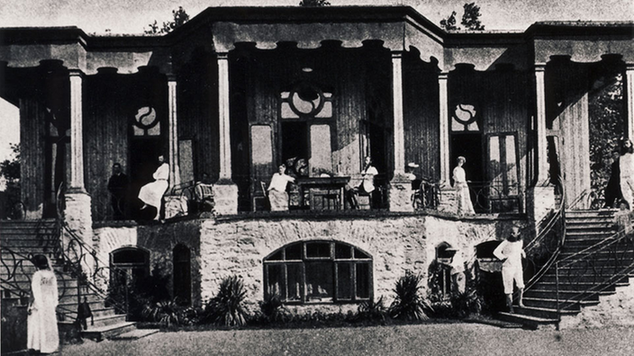 Männer und Frauen vor dem Sanatorium auf dem Monte Verità. | Bildquelle: akg-images Männer und Frauen vor dem Sanatorium auf dem Monte Verità.