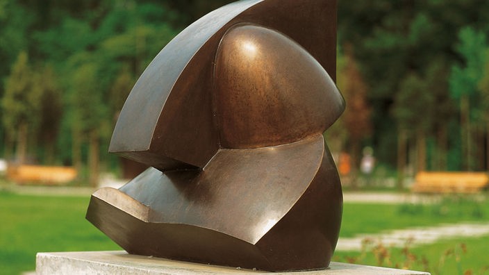 Eine moderne Bronzeskulptur von Hans Arp (1887-1966) steht im Skulpturengarten in Locarno am Lago Maggiore.
