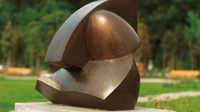 Eine moderne Bronzeskulptur von Hans Arp (1887-1966) steht im Skulpturengarten in Locarno am Lago Maggiore. | Bildquelle: dpa Eine moderne Bronzeskulptur von Hans Arp (1887-1966) steht im Skulpturengarten in Locarno am Lago Maggiore.