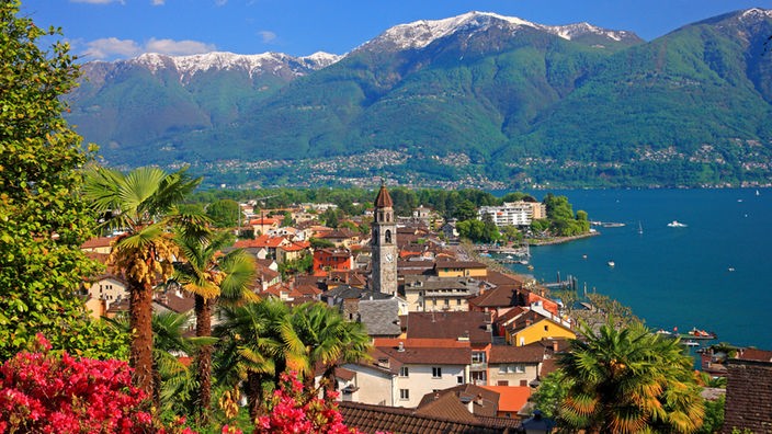 Blick auf das Zentrum Asconas mit Pfarrkirche und den See.