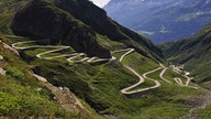 Die Gotthardpass-Straße schlängelt sich den Berg hinauf.