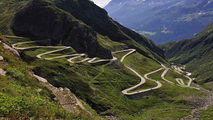Die Gotthardpass-Straße schlängelt sich den Berg hinauf.