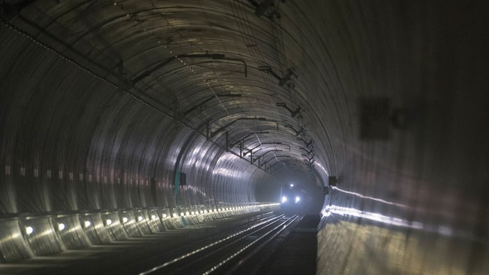 Ein Schacht führt vom Gotthard-Basistunnel im Teilabschnitt Sedrun hinauf in den Lüftungsstollen.