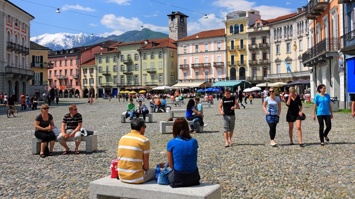 Touristen bevölkern den Piazza Grande in Locarno.