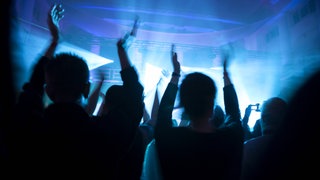 Klatschende Zuschauer bei einem Popkonzert.