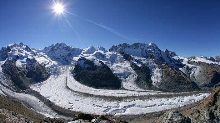 Berglandschaft mit Gletscher bei hoch stehender Sonne