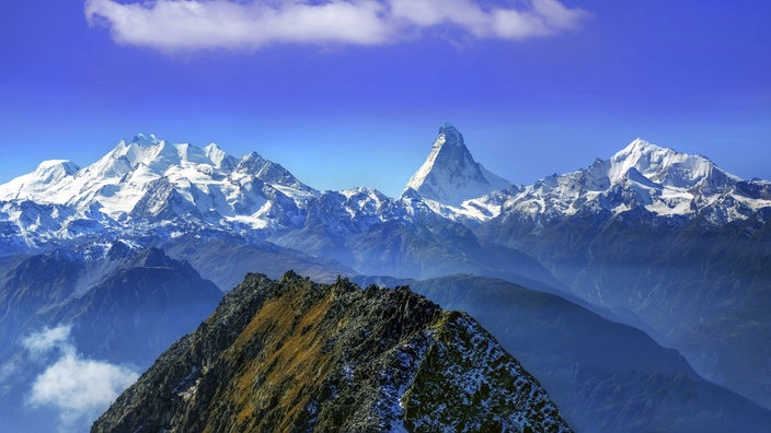 Matterhorn-Gipfel und umgebende Berge | Bildquelle: Imago/blickwinkel/S. Derderx Matterhorn-Gipfel und umgebende Berge