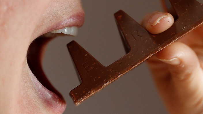 Eine Frau ist ein Stück Toblerone-Schokolade | Bildquelle: Reuters/Darren Staples Eine Frau ist ein Stück Toblerone-Schokolade