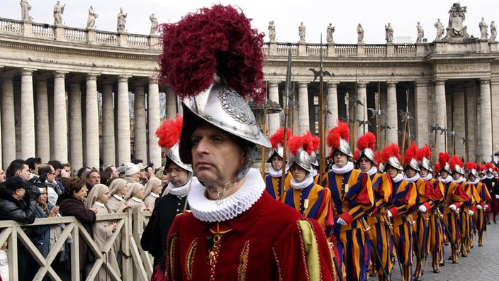 Die Schweizergarde paradiert auf dem Petersplatz in Rom
