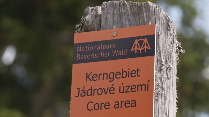 Schild mit der Aufschrift "Nationalpark Bayerischer Wald - Kerngebiet".