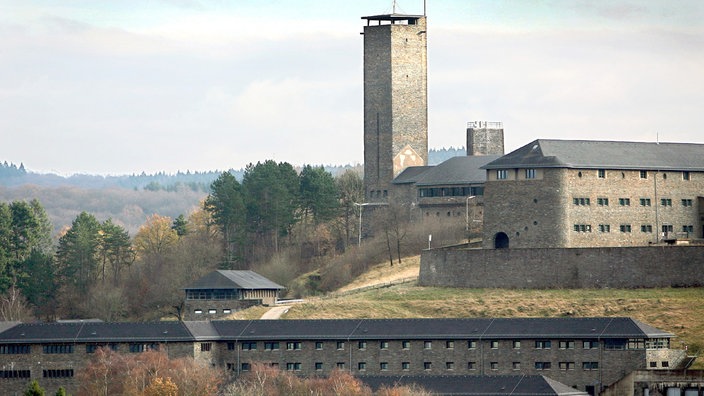 Gebäude der ehemaligen NS-Ordnesburg Vogelsang. | Bildquelle: WDR/dpa/Oliver Berg Gebäude der ehemaligen NS-Ordnesburg Vogelsang.