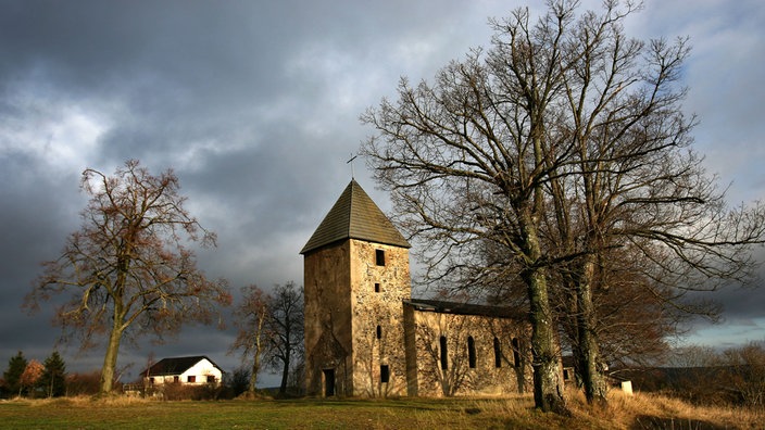 Kirchenruine vor wolkenverhangenem Himmel. | Bildquelle: dpa/Oliver Berg Kirchenruine vor wolkenverhangenem Himmel.