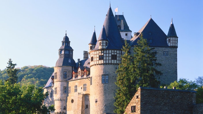 Schloss mit mehreren Türmen.