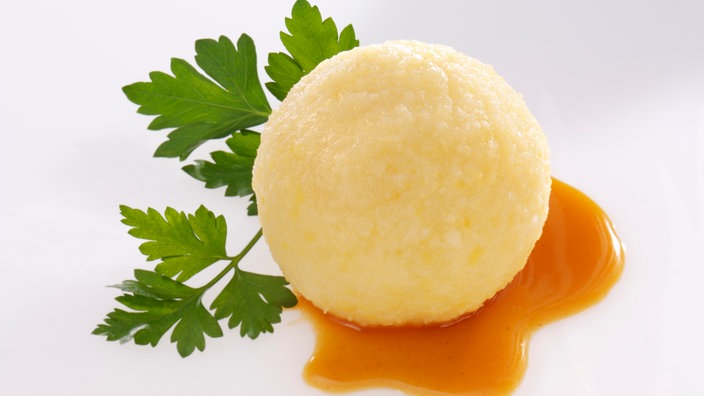 Kartoffelkloß garniert mit dunkler Sauce und Petersilie. | Bildquelle: WDR/mauritius images/ foodcollection Kartoffelkloß garniert mit dunkler Sauce und Petersilie.