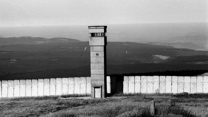 Grenzbefestigungsanlagen mit Wachturm an der ehemaligen deutsch-deutschen Grenze auf dem Brocken.