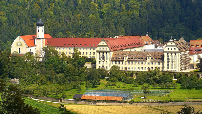 Kloster Beuron umgeben von einer grünen Landschaft