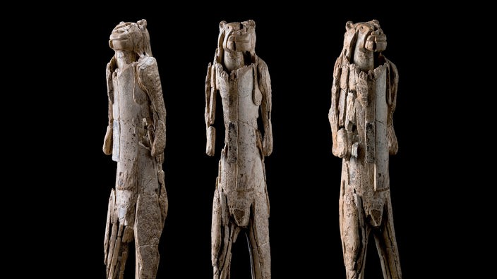 Löwenmensch-Statue (um 30000 v. Chr.) aus drei Perspektiven