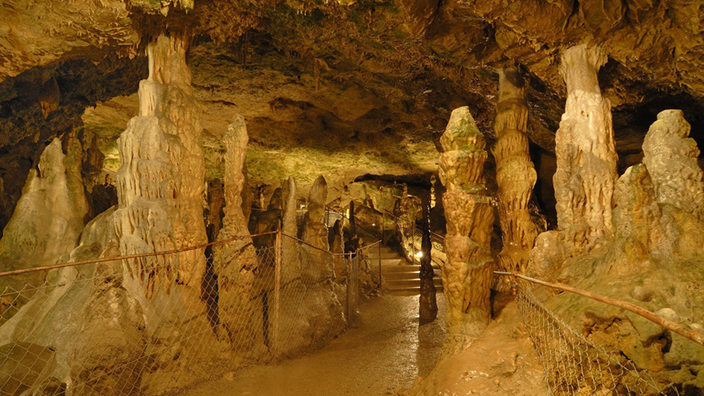 Innenaufnahme der Nebelhöhle in Genkingen, Baden-Württemberg | Bildquelle: Mauritius Innenaufnahme der Nebelhöhle in Genkingen, Baden-Württemberg