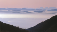 Bergsilhouetten des Schwarzwalds, umgeben von Nebel