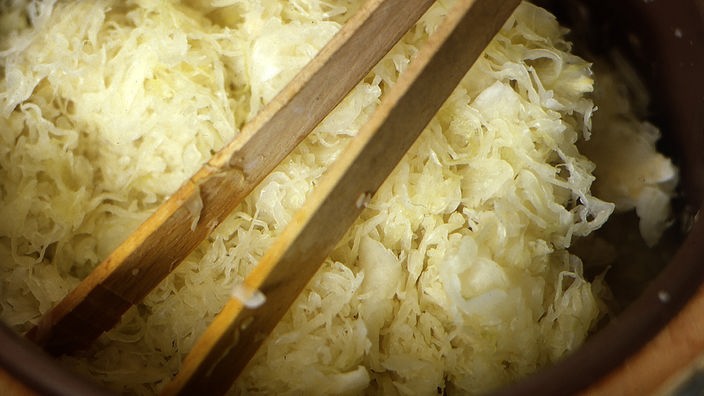 Sauerkraut in einem Holzfass