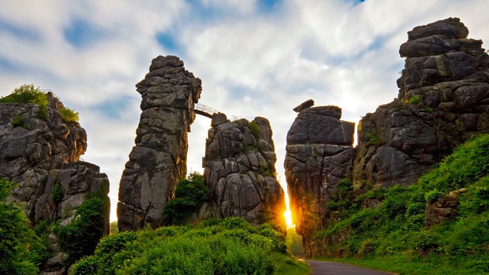 Eine distinkte Felsformation vor blauem Himmel: die Externsteine im Teutoburger Wald. 