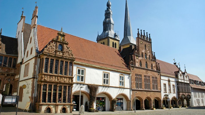 Kirche und Rathaus von Lemgo | Bildquelle: Mauritius/Barbara Boensch Kirche und Rathaus von Lemgo