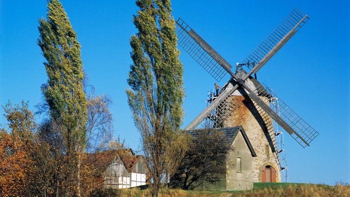 Alte Windmühle im Ravensberger Land | Bildquelle: Mauritius/Werner Otto Alte Windmühle im Ravensberger Land