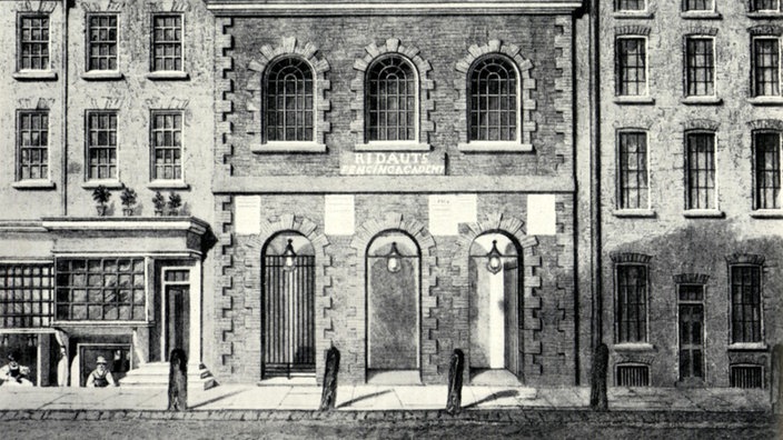 Eine schwarzweiße Außenansicht des King's Theatre: die Fassade ist horizontal dreifach gegliedert, im unteren Bereich gibt es drei hohe, schmale Eingangsportale. | Bildquelle: WDR / INTERFOTO Eine schwarzweiße Außenansicht des King's Theatre: die Fassade ist horizontal dreifach gegliedert, im unteren Bereich gibt es drei hohe, schmale Eingangsportale.