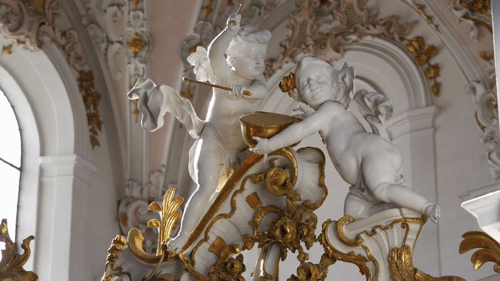 Zwei Barockengel in einer Kirche | Bildquelle: newspixx vario images Zwei Barockengel in einer Kirche