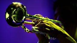 Ein Symbolfoto einer Trompete mit Bewegungsunschärfe.