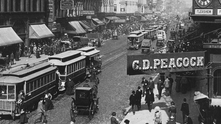 Foto einer Hauptstraße mit Straßenbahn in Chicago im Jahr 1903.