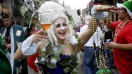 Schrill kostümierte Menschen feiern Mardi Gras in New Orleans.