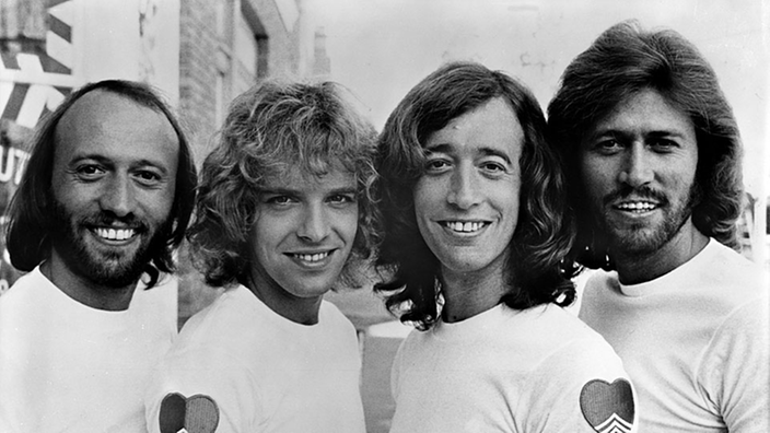 Die Musiker Robin Gibb, Peter Frampton, Maurice Gibb und Barry Gibb