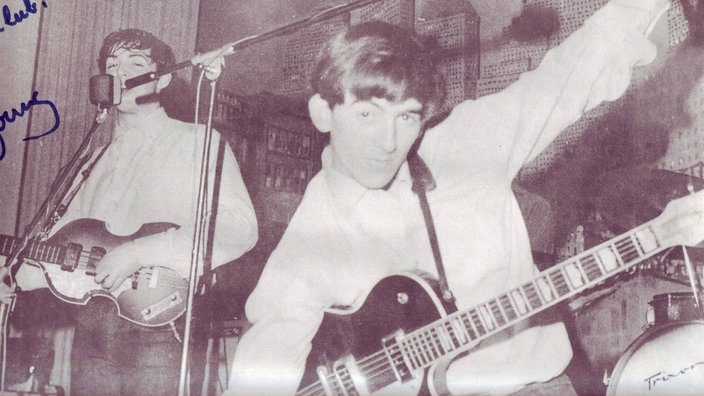 McCartney und Harrison auf der Bühne des Star-Clubs. | Bildquelle: Fascher/Wieland McCartney und Harrison auf der Bühne des Star-Clubs.