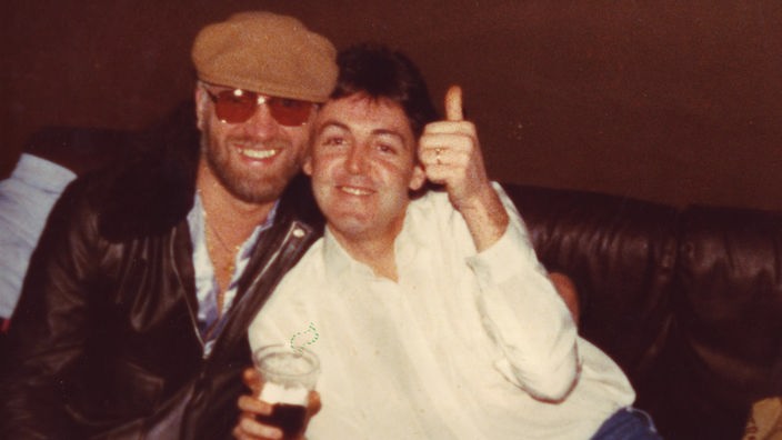Horst Fascher und Paul McCartney in den 80er Jahren auf einem Sofa.