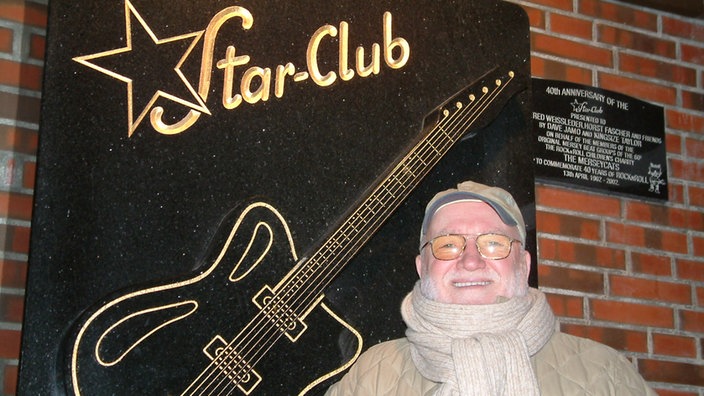 Horst Fascher vor der Gedenktafel des Hamburger Star-Clubs. | Bildquelle: Kerstin Hilt Horst Fascher vor der Gedenktafel des Hamburger Star-Clubs.